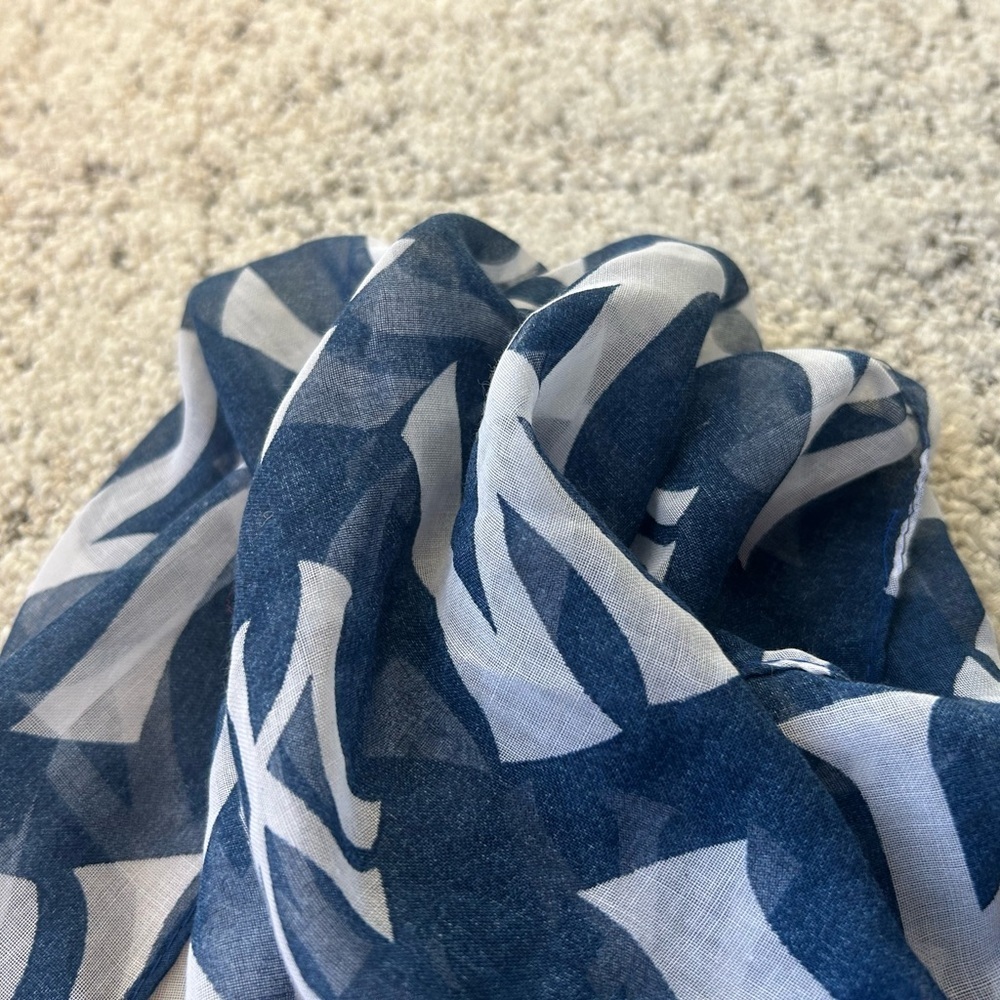 Yankees “Forever MLB” infinity scarf perfect condition- poly- but cotton feel - Picture 9 of 13